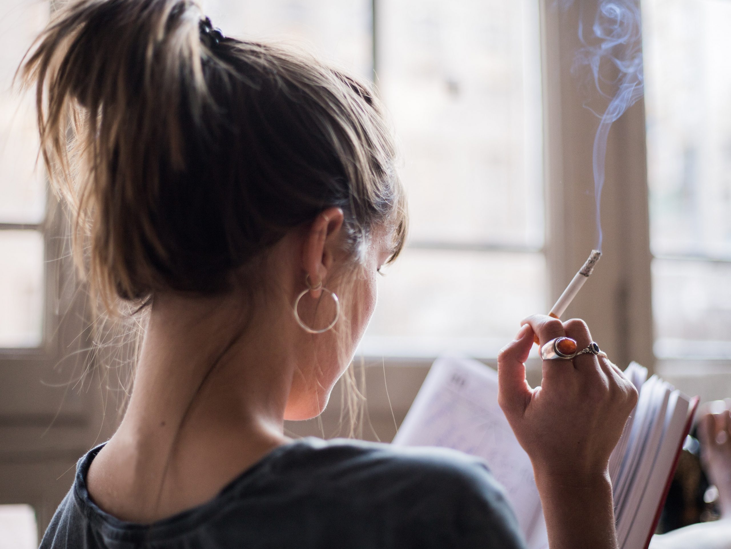 Tipps zum Entfernen von Nikotin an den Wänden: Alpina Innen streichen
